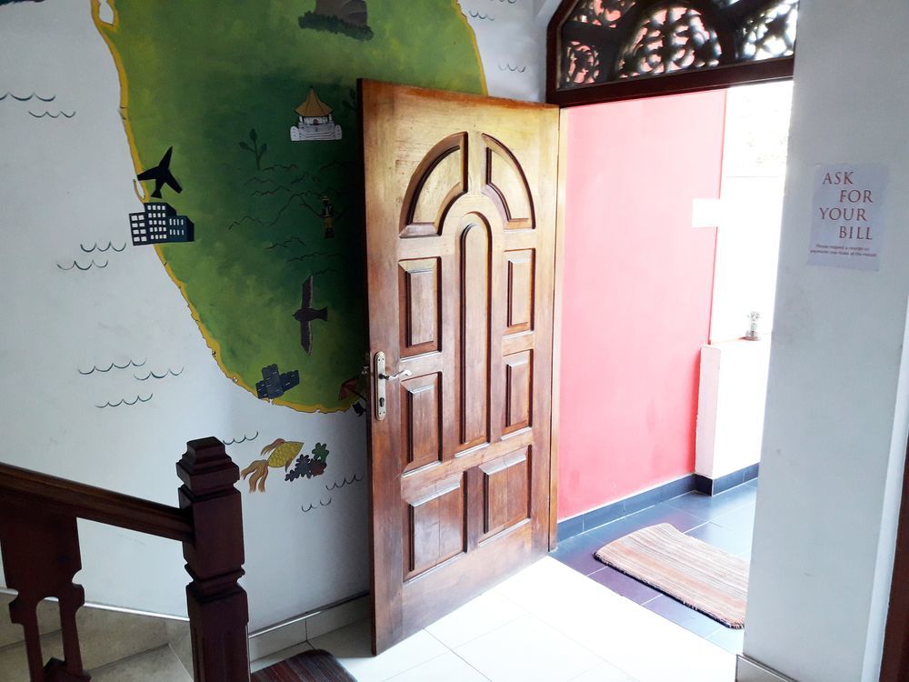Kandy Walkers Hostel Tennekumbura Exteriör bild
