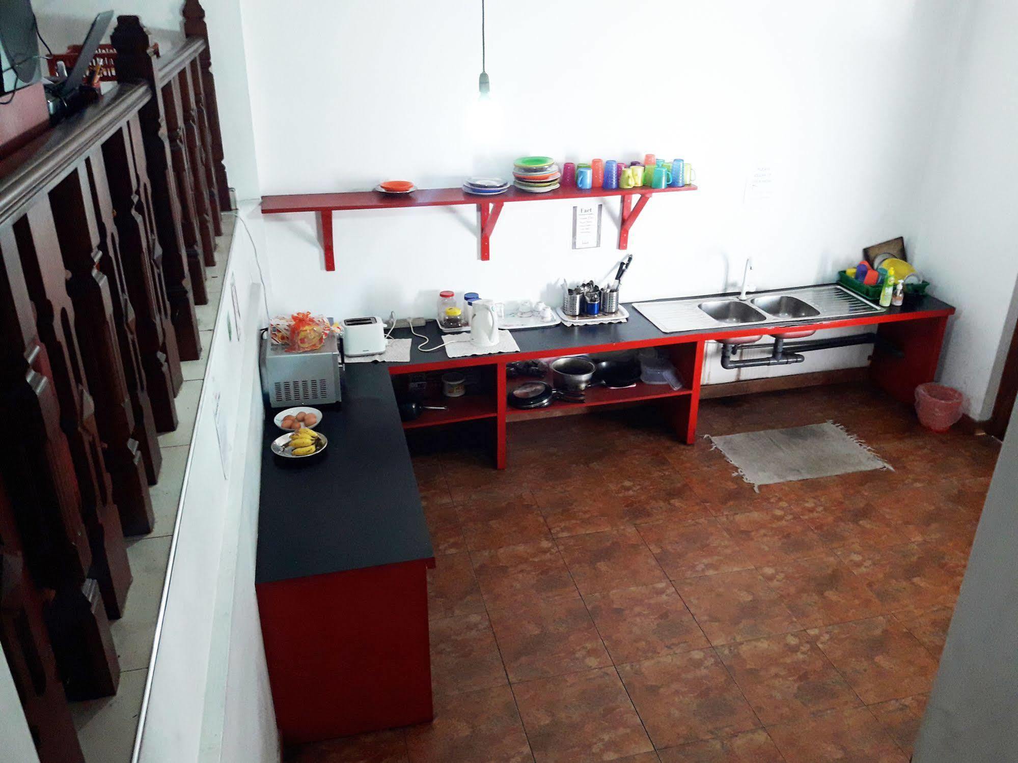 Kandy Walkers Hostel Tennekumbura Exteriör bild