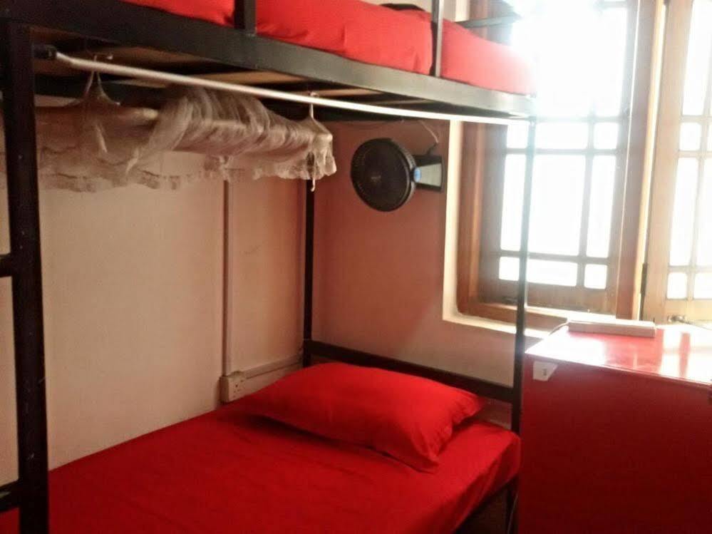 Kandy Walkers Hostel Tennekumbura Exteriör bild